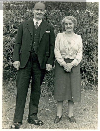 Picture of Mrs and Mrs Tom Edwards 1943