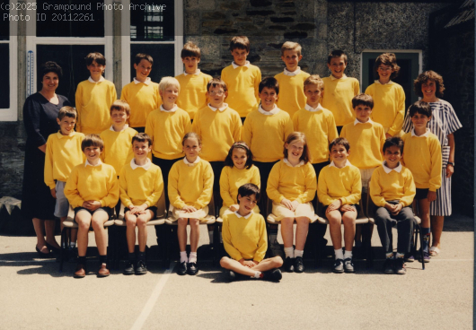 Picture of Grampound school photo juniors 1992