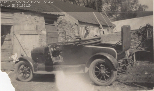 Picture of Thomas H Cundy with an old car